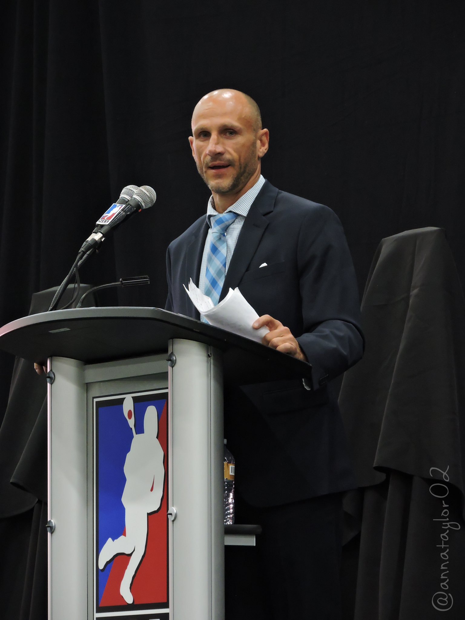 Tracey Kelusky speaks at his NLL Hall of Fame induction ceremony. (Photo credit: Anna Taylor)